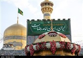 گل آرایی سقاخانه و پنجره فولاد حرم رضوی به مناسبت دهه کرامت