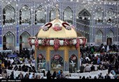 گل آرایی سقاخانه و پنجره فولاد حرم رضوی به مناسبت دهه کرامت