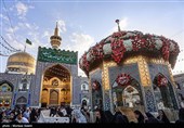 گل آرایی سقاخانه و پنجره فولاد حرم رضوی به مناسبت دهه کرامت