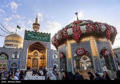 گل آرایی سقاخانه و پنجره فولاد حرم رضوی به مناسبت دهه کرامت
