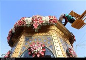 گل آرایی سقاخانه و پنجره فولاد حرم رضوی به مناسبت دهه کرامت