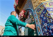 گل آرایی سقاخانه و پنجره فولاد حرم رضوی به مناسبت دهه کرامت