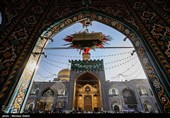 گل آرایی سقاخانه و پنجره فولاد حرم رضوی به مناسبت دهه کرامت