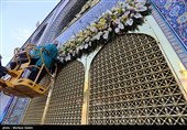 گل آرایی سقاخانه و پنجره فولاد حرم رضوی به مناسبت دهه کرامت