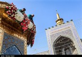 گل آرایی سقاخانه و پنجره فولاد حرم رضوی به مناسبت دهه کرامت