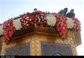 گل آرایی سقاخانه و پنجره فولاد حرم رضوی به مناسبت دهه کرامت