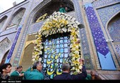 گل آرایی سقاخانه و پنجره فولاد حرم رضوی به مناسبت دهه کرامت