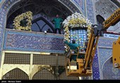 گل آرایی سقاخانه و پنجره فولاد حرم رضوی به مناسبت دهه کرامت