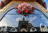گل آرایی سقاخانه و پنجره فولاد حرم رضوی به مناسبت دهه کرامت