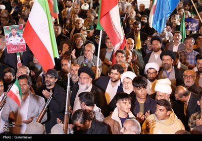 طنین وحدت در خیابان جمهوری یاسوج؛تجدید بیعت مردم با رهبر انقلاب+تصاویر