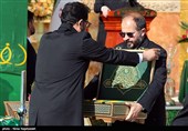 تعویض پرچم حرم مطهر رضوی