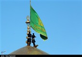 تعویض پرچم حرم مطهر رضوی