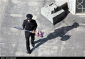 تعویض پرچم حرم مطهر رضوی
