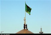 تعویض پرچم حرم مطهر رضوی
