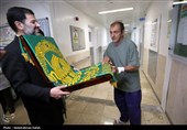 حضور خادمان حرم رضوی در بیمارستان بعثت همدان