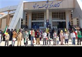 زنجیره انسانی در کتابخانه مرکزی برای حمایت از کتابخانه آسیب‌دیده