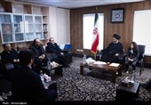 تقدیم «میناب نواسی» به آیت‌الله عاملی؛ نغمه‌ای خردسالانه در تکریم شهدای کودک میناب
