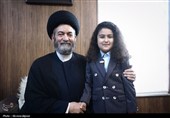 تقدیم «میناب نواسی» به آیت‌الله عاملی؛ نغمه‌ای خردسالانه در تکریم شهدای کودک میناب