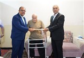 تجلیل فرمانداران بوشهر و گناوه از معلم پیشکسوت دوران دانش‌آموزی
