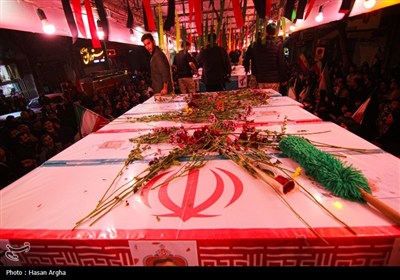 وداع با پیکر شهید علی‌اصغر شادکام با لالایی مادرانه