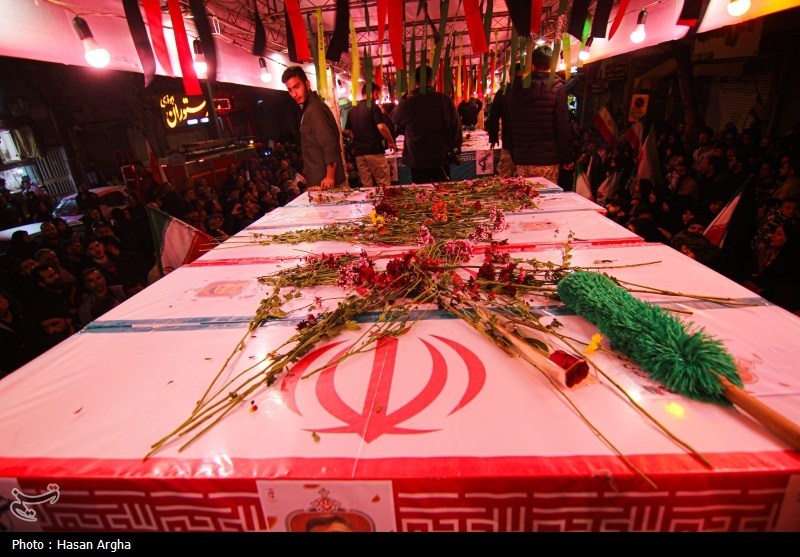 وداع با پیکر شهید علی‌اصغر شادکام با لالایی مادرانه