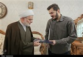 عیادت نماینده ولی‌فقیه در کردستان از مجروح جنگ رمضان+تصاویر