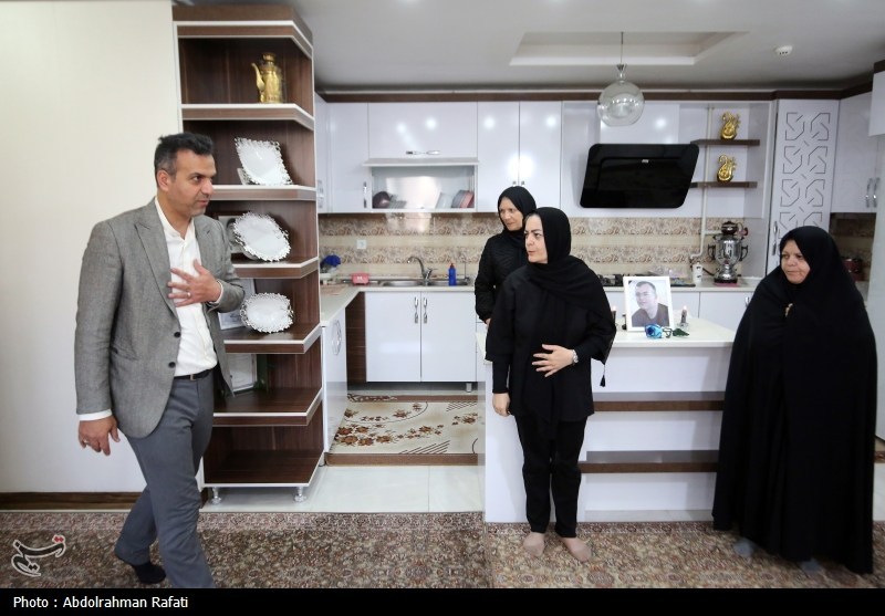 دیدار اعضای دفتر خبرگزاری تسنیم همدان با خانواده شهید وحید لطفی