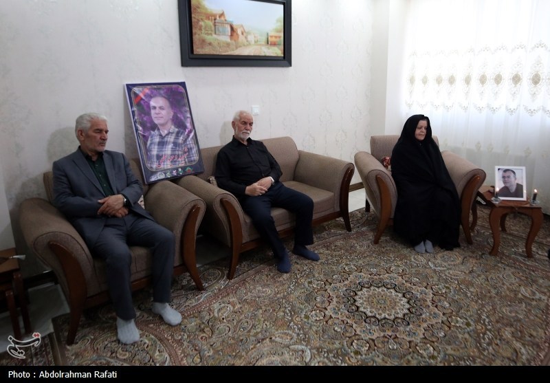 دیدار اعضای دفتر خبرگزاری تسنیم همدان با خانواده شهید وحید لطفی