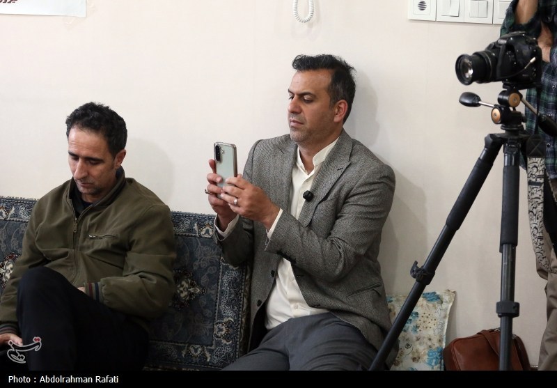 دیدار اعضای دفتر خبرگزاری تسنیم همدان با خانواده شهید وحید لطفی