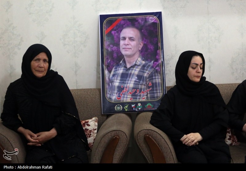 دیدار اعضای دفتر خبرگزاری تسنیم همدان با خانواده شهید وحید لطفی