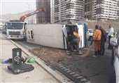 واژگونی مینی‌بوس سرویس کارکنان با 15 نفر مصدوم