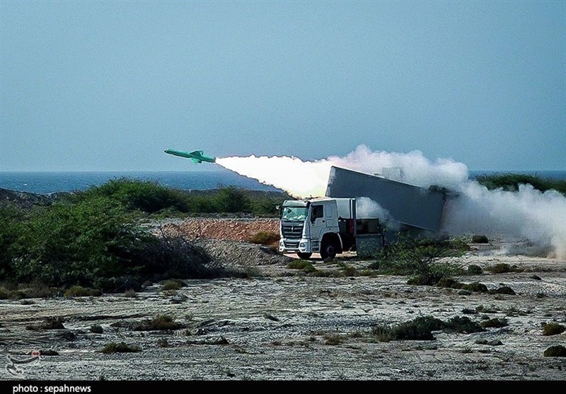 Iranian Navy Fires Warning Shots at US Destroyers near Strait of Hormuz