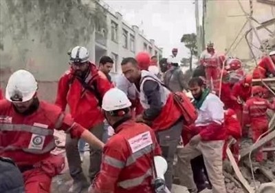 جهاد امدادگران جمعیت هلال احمر در زیر آوارها