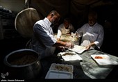 طبخ حدودا 4 هزار پرس غذای گرم توسط موکب ام ائمه (ع) قرارگاه جهادی اربعینی ها برای اقشار آسیب‌پذیر، نیازمندان و همچنین مدافعان وطن و حافظان امنیت کشور