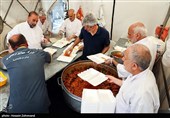 طبخ حدودا 4 هزار پرس غذای گرم توسط موکب ام ائمه (ع) قرارگاه جهادی اربعینی ها برای اقشار آسیب‌پذیر، نیازمندان و همچنین مدافعان وطن و حافظان امنیت کشور