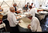 طبخ حدودا 4 هزار پرس غذای گرم توسط موکب ام ائمه (ع) قرارگاه جهادی اربعینی ها برای اقشار آسیب‌پذیر، نیازمندان و همچنین مدافعان وطن و حافظان امنیت کشور