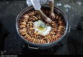 طبخ حدودا 4 هزار پرس غذای گرم توسط موکب ام ائمه (ع) قرارگاه جهادی اربعینی ها برای اقشار آسیب‌پذیر، نیازمندان و همچنین مدافعان وطن و حافظان امنیت کشور