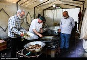 طبخ حدودا 4 هزار پرس غذای گرم توسط موکب ام ائمه (ع) قرارگاه جهادی اربعینی ها برای اقشار آسیب‌پذیر، نیازمندان و همچنین مدافعان وطن و حافظان امنیت کشور
