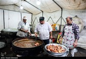 طبخ حدودا 4 هزار پرس غذای گرم توسط موکب ام ائمه (ع) قرارگاه جهادی اربعینی ها برای اقشار آسیب‌پذیر، نیازمندان و همچنین مدافعان وطن و حافظان امنیت کشور