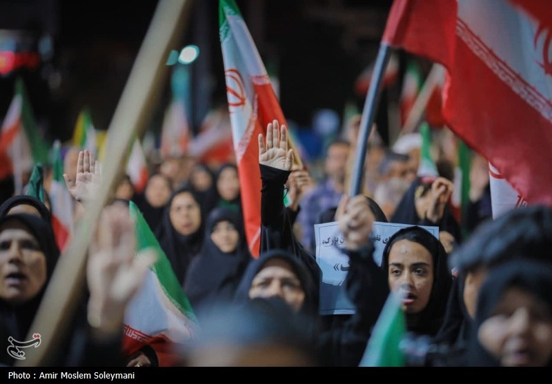 صد شب که هیچ صد سال هم نیاز باشد در کف خیابان هستیم