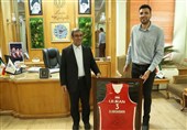 اهدای پیراهن ملی‌پوش بسکتبال ایران به استاندار خراسان رضوی