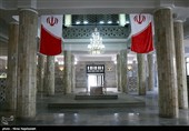در بخش میانی آرامگاه سنگ‌قبری از جنس مرمر با ابعاد یک متر در یک و نیم متر و ارتفاع نیم متر دیده می‌شود که محل دفن شاعر بزرگ ایرانی است. روی سنگ‌قبر با خط نستعلیق نوشته شده است:به نام خداوند جان و خرد. این مکان فرخنده، آرامگاه استاد گویندگان فارسی‌زبان و سراینده‌ داستان‌های ملی ایران، حکیم ابوالقاسم فردوسی توسی است که سخنان او زنده‌کننده‌ی کشور ایران و مزار او در دل مردم این سرزمین جاویدان است