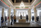 در بخش میانی آرامگاه سنگ‌قبری از جنس مرمر با ابعاد یک متر در یک و نیم متر و ارتفاع نیم متر دیده می‌شود که محل دفن شاعر بزرگ ایرانی است. روی سنگ‌قبر با خط نستعلیق نوشته شده است:به نام خداوند جان و خرد. این مکان فرخنده، آرامگاه استاد گویندگان فارسی‌زبان و سراینده‌ داستان‌های ملی ایران، حکیم ابوالقاسم فردوسی توسی است که سخنان او زنده‌کننده‌ی کشور ایران و مزار او در دل مردم این سرزمین جاویدان است