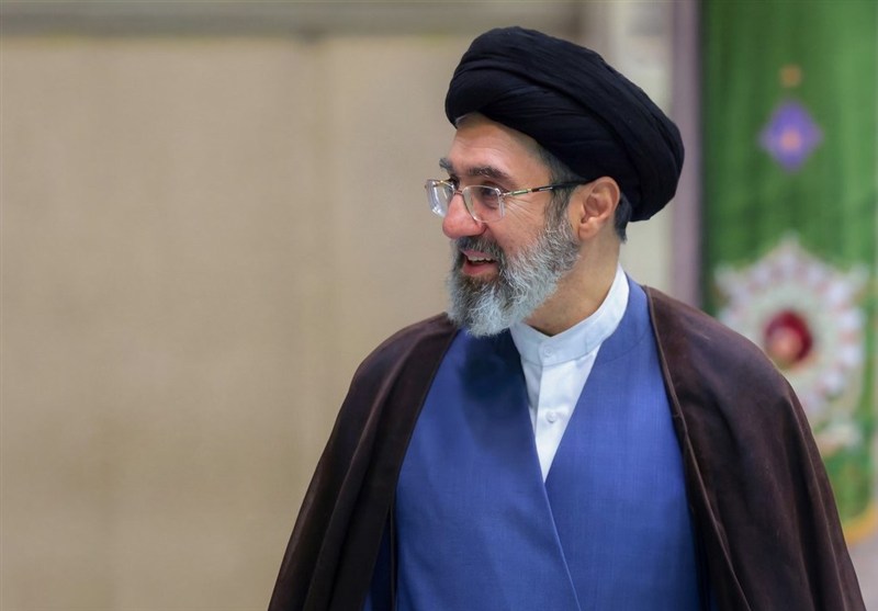 Leader Praises Persian Language as Pillar of Iranian-Islamic Civilization