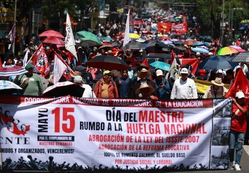 Mexico’s School Teachers Rally for Higher Wages, Pension Reform