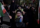 نمایش وحدت و حمایت مردم اراک از ایران و رهبری در حسینیه شهدا