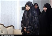 خانواده شهدا با مکتب حضرت زینب(س)، پرچم مقاومت را بر زمین نمی‌گذارند