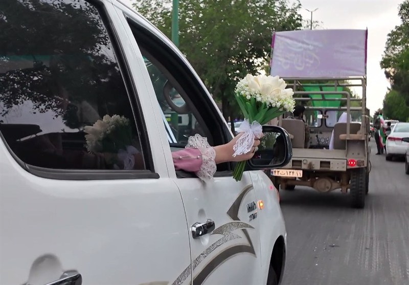 جشن پیوند آسمانی جوانان جان‌فدای ایلخچی با رژه‌ خودروهای نظامی