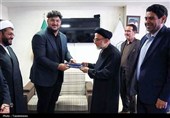هدیه ویژه اوقاف به قهرمان زنجانی وزنه‌برداری جهان اهدا شد