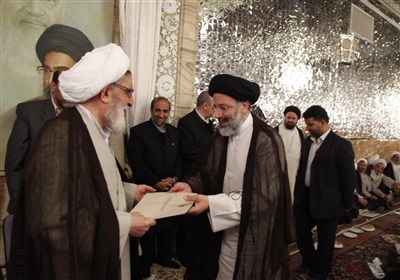 بازنشر تصویری از مراسم اعطای حکم خادمی آیت‌الله شهید سید ابراهیم رئیسی